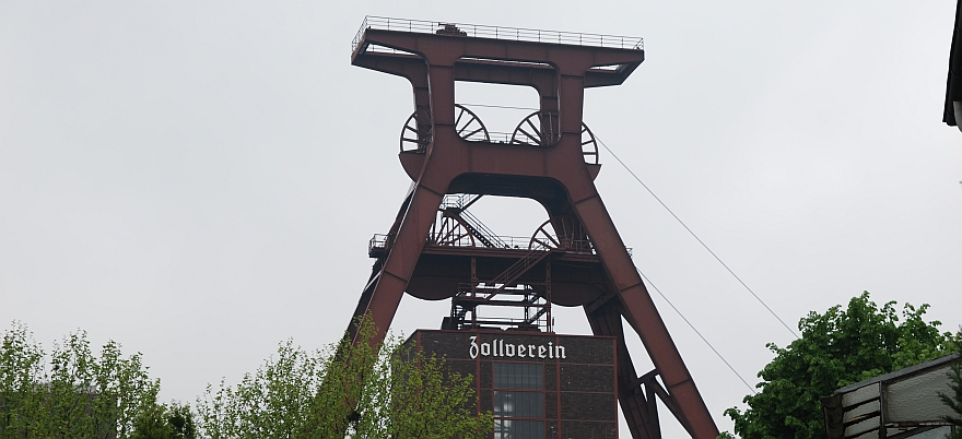 Das Bild zeigt die Zeche Zollverein in Essen. Das Foto wurde vom DJV-Einsatzkommando straßenseitig aufgenommen, ohne Einsatz von Leitern oder Enterhaken, und erfüllt damit den Tatbestand des § 59 Urheberrechtsgesetzes. Essen ist dem Vernehmen nach Teil der Kulturhauptstadt 2010, möchte aber Geld, wenn Fotografen das Thema für sich als interessant entdecken.